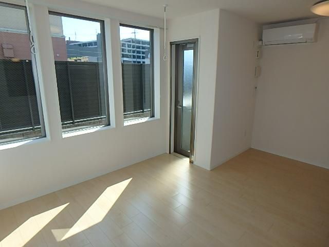 �y�����E���r���O�z�@