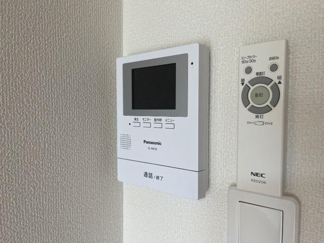 �y�Z�L�����e�B�z�@