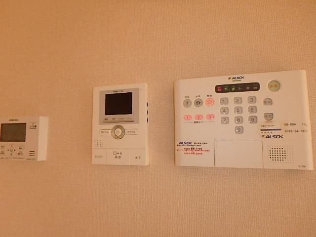 �y�Z�L�����e�B�z�@