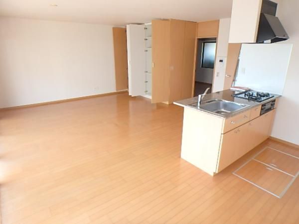 �y���ԁE���r���O�z�@���L�X���r���O�͖�20���ŃJ�E���^�[�L�b�`���t����