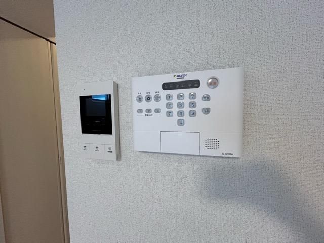 �y�Z�L�����e�B�z�@