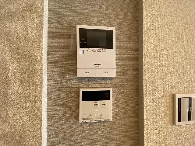 �y�Z�L�����e�B�z�@