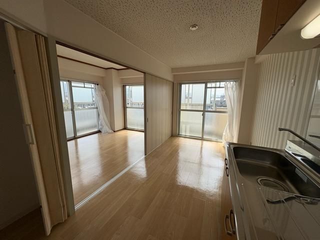 �y�����E���r���O�z�@