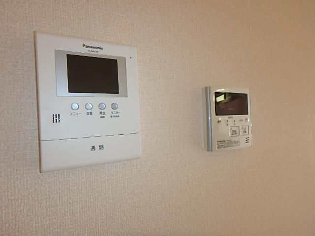 �y�Z�L�����e�B�z�@