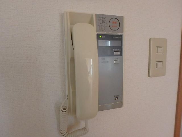 �y�Z�L�����e�B�z�@