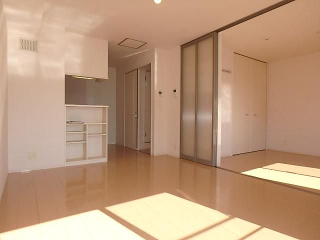 �y���ԁE���r���O�z�@���J�E���^�[�L�b�`�������͂̃��r���O�ł���