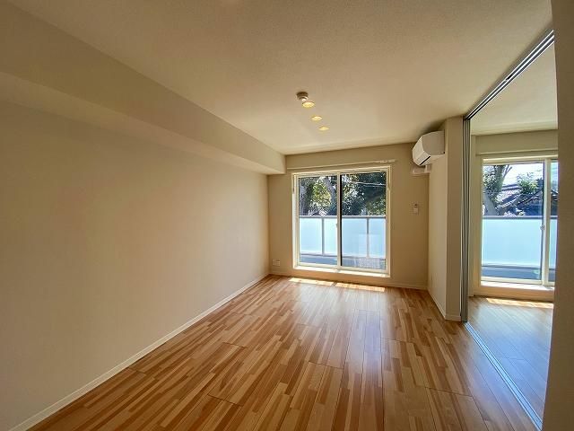 �y�����E���r���O�z�@