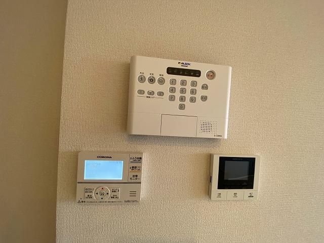 �y�Z�L�����e�B�z�@