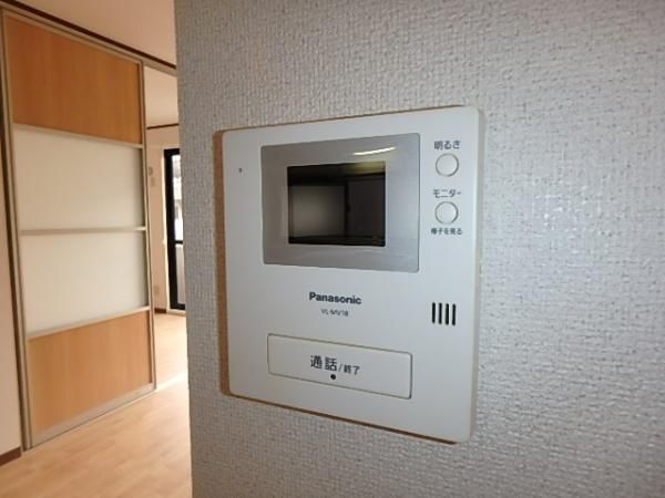 �y�Z�L�����e�B�z�@