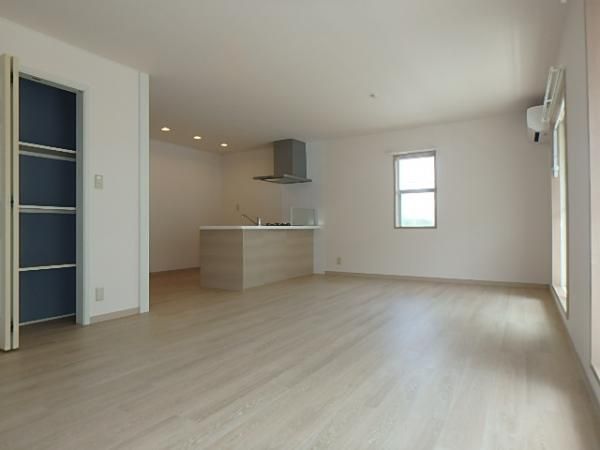 �y���ԁE���r���O�z�@���t���[�����O�d�l���Y��ł���