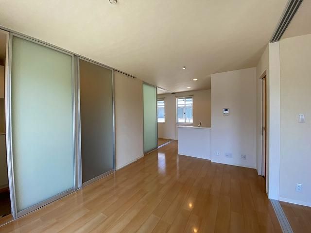 �y���ԁE���r���O�z�@���t���[�����O�d�l���Y��ł���