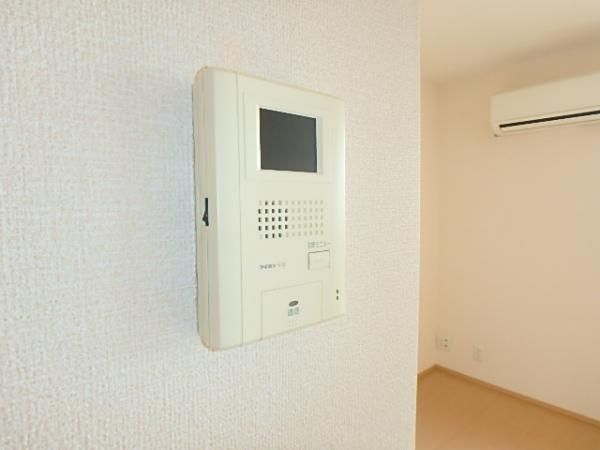 �y�Z�L�����e�B�z�@