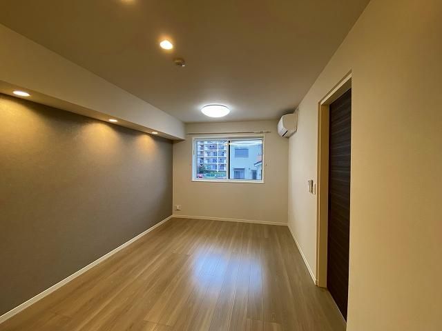 �y�����E���r���O�z�@