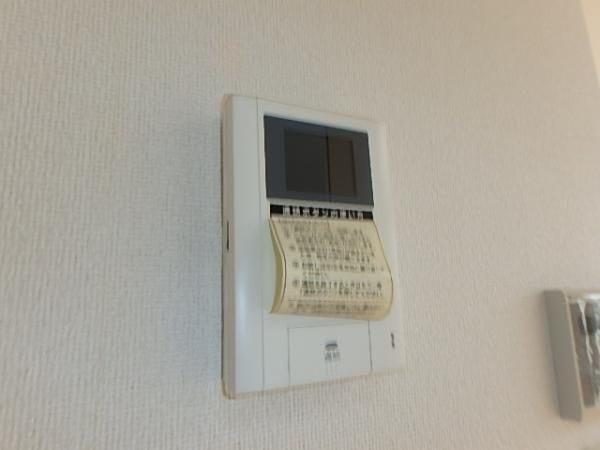 �y�Z�L�����e�B�z�@