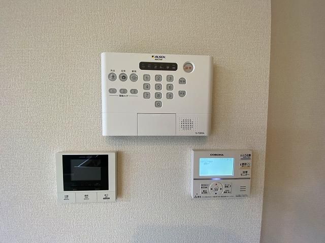 �y�Z�L�����e�B�z�@